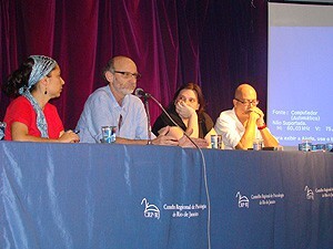 1-Primeira-mesa-tematica-da-IV-Mostra-debate-os-impasses-na-clinica_01-300x225.jpg